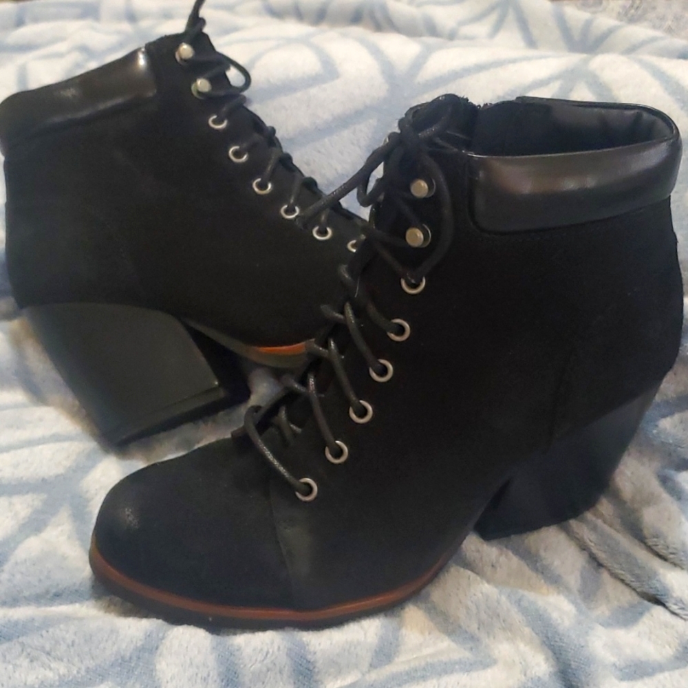 Korks lace and zip boots